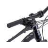 Musta jalgratta juhtraud, käepide ja Shimano piduri-käiguhoob lähivaates