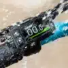 Kokkupandav elektrijalgratas Fiido M1 Pro roheline | E-pood Tootemaailm Jalgratta juhtpult ekraaniga vihma ja veepritsmete käes, näitab ECO režiimi ja kiirust 0.0
