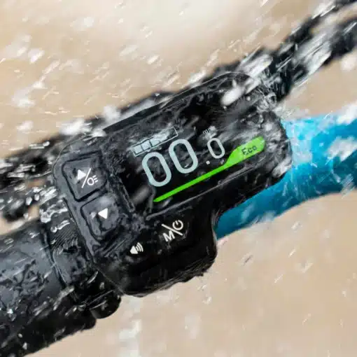 Kokkupandav elektrijalgratas Fiido M1 Pro roheline | E-pood Tootemaailm Jalgratta juhtpult ekraaniga vihma ja veepritsmete käes, näitab ECO režiimi ja kiirust 0.0