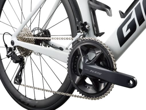 Maanteeratta tagumine käiguosa ja väntade piirkond, Shimano 105 grupiga ning musta raamiga GT jalgratas