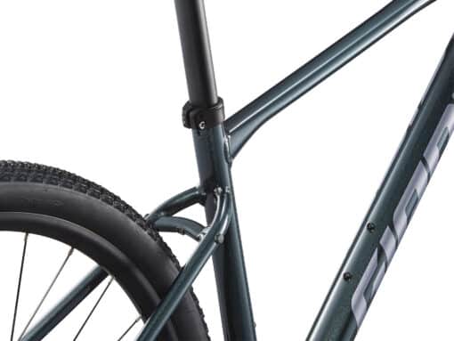 Meeste jalgratas Giant Roam 2 | E-pood Tootemaailm Lähivaade jalgratta raamile, tagarattale ja sadulatorule valgel taustal