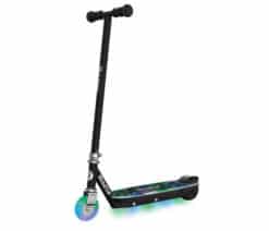 Must Razor elektritõukeratas värvilise esiratta ja LED-valgustusega, valgel taustal