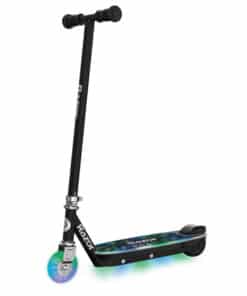 Must Razor elektritõukeratas värvilise esiratta ja LED-valgustusega, valgel taustal