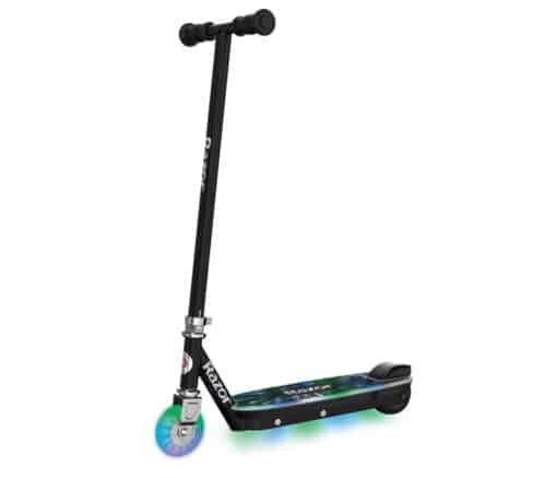 Elektriline tõukeratas lastele Razor Tekno | E-pood Tootemaailm Must Razor elektritõukeratas värvilise esiratta ja LED-valgustusega, valgel taustal