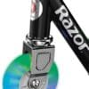 Elektriline tõukeratas lastele Razor Tekno | E-pood Tootemaailm Razor tõukeratta eesmine ratas ja kahvliosa mustal raamilehel