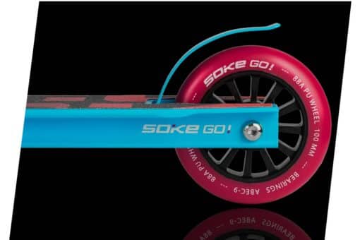 Trikitõukeratas Soke Go türkiissinine | E-pood Tootemaailm Sinine SOKE GO! rolleri tagaratas mustal taustal
