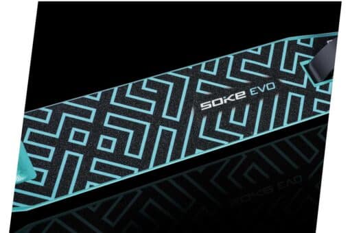 Trikitõukeratas Soke Evo sinine | E-pood Tootemaailm Must ja türkiissinine mustriline matidetailidega spordivahend, millel on tekst „sox evo“