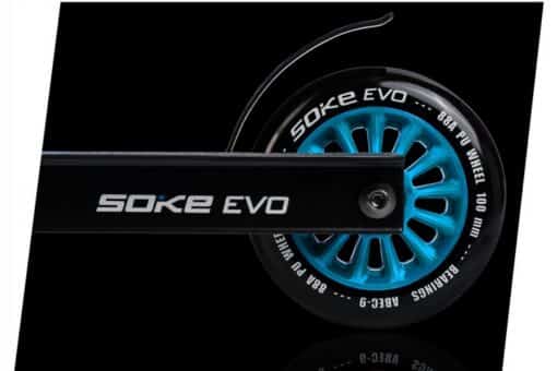 Trikitõukeratas Soke Evo must-sinine | E-pood Tootemaailm Soke Evo tõukeratta tagaratas ja dekk mustal taustal