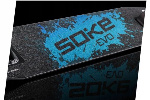 Trikitõukeratas Soke Evo must-sinine | E-pood Tootemaailm SOKE Evo sinise ja musta mustriga hõõrdpinnaga sõiduki detail või osa lähedalt