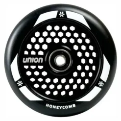 Must honeycomb-mustriga rolleriratas, millel on Union logo ja keskne laager