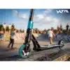 Trikitõukeratas SOKE XTR must-türkiis | E-pood Tootemaailm XTR Phantom trikk roheliste ratastega rulapargis äärel
