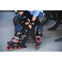 Laps istub pingil ja kinnitab Fila kaitsmeid ning rulluiske jalgadele