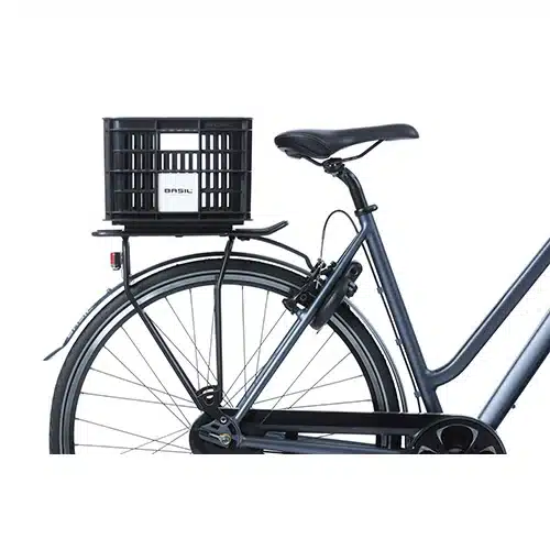 Jalgrattakast Basil Crate S | E-pood Tootemaailm Tumevärvilise linnaratta tagumine osa koos pakiraami külge kinnitatud musta plastkastiga.