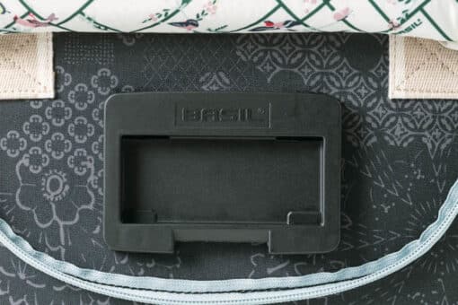 Lenksukott Basil Bohème must | E-pood Tootemaailm Must BRICSI märgisega plastist kinnitusdetail koti sees, lukuga tasku lähedal