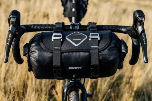 Lenksukott Giant H2Pro veekindel 12,5 l | E-pood Tootemaailm Roolile kinnitatud must jalgratta lenksukott Giant logoga ja rihmadega