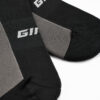 Sokid Giant Instinct mustad | E-pood Tootemaailm Mustad ja hallid spordisokid valge logoga, lähivõte