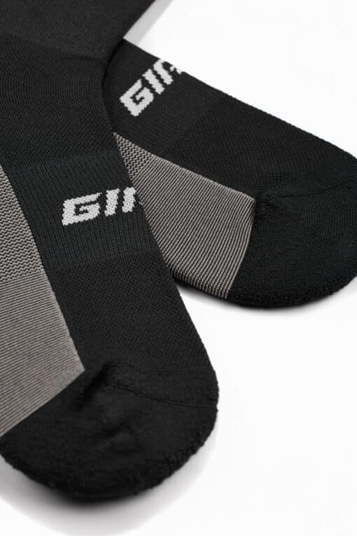 Sokid Giant Instinct mustad | E-pood Tootemaailm Mustad ja hallid spordisokid valge logoga, lähivõte