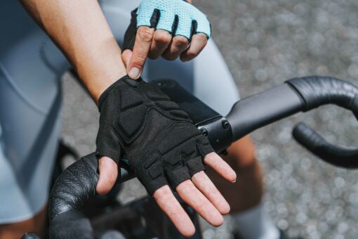 Jalgrattakindad Giant Pace Gel SF sinine | E-pood Tootemaailm Mustad sõrmedeta rattasõidukindad käes jalgratta juhtraual