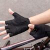 Lühikeste sõrmedega rattakindad Giant Cima | E-pood Tootemaailm Mustad sõrmedeta spordikindad käes, jalgratta kõrval