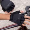 Lühikeste sõrmedega rattakindad Giant Cima | E-pood Tootemaailm Mustad sõrmedeta rattakindad käes jalgratta juhtraual