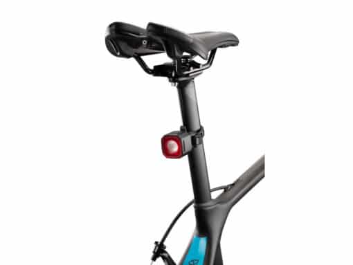 Jalgratta tagatuli Giant Recon TL 100 | E-pood Tootemaailm Jalgratta sadulaposti külge kinnitatud tagatuli, rattaraami ja sadula detail vaates