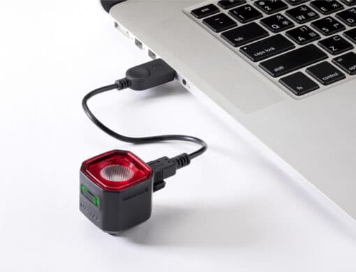 Jalgratta tagatuli Giant Recon TL 100 | E-pood Tootemaailm USB-ga ühendatud väike punase valgusega elektrooniline seade sülearvuti kõrval