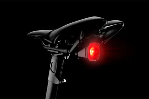 Jalgratta tagatuli Giant Recon TL 100 | E-pood Tootemaailm Jalgratta sadula all olev punane tagatuli mustal taustal