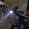 Jalgrattatulede komplekt Giant Recon HL 1100 ja TL 200 | E-pood Tootemaailm Jalgratta lenksule kinnitatud eesmine LED-tuli pimedas õhtuses sõidus