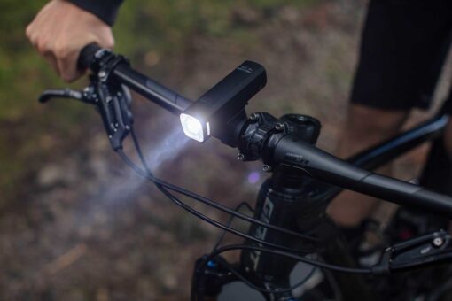 Jalgrattatulede komplekt Giant Recon HL 1100 ja TL 200 | E-pood Tootemaailm Jalgratta lenksule kinnitatud eesmine LED-tuli pimedas õhtuses sõidus