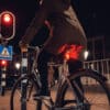 Jalgratta tagatuli AXA Dwn piduritulega | E-pood Tootemaailm Öösel linnatänaval sõitev jalgrattur, taga punane tuli põleb