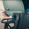 Laste jalgrattatool Urban Iki Bio pakiraamile | E-pood Tootemaailm Inimene paigaldab või reguleerib rohelise polsterdatud seljatoega ratastooli osa