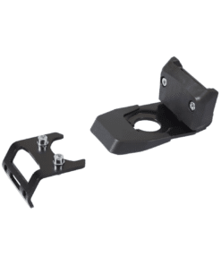 Mustad metallist kinnitusdetailid kahe kruviga, eraldi komponendid valgel taustal