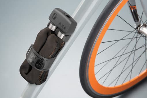 Lülilukk AXA Foldable 1000 105 cm | E-pood Tootemaailm Jalgratta raami külge kinnitatud must turvalukk oranži rattarummu kõrval