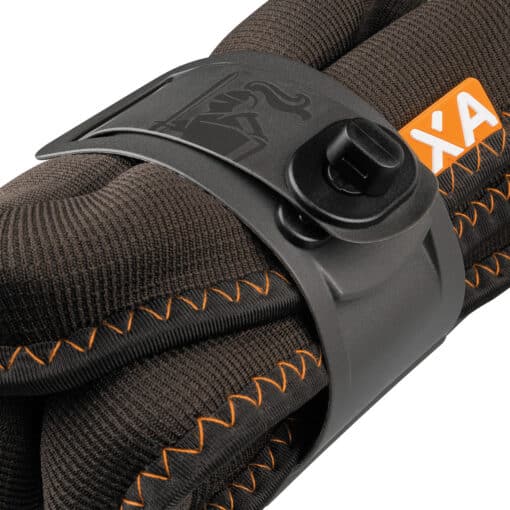 Lülilukk AXA Foldable 1000 105 cm | E-pood Tootemaailm Must elastne kinniti oranži õmbluse ja XA märgisega kokku rullitud tootele