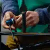 Lülilukk Squire Folda Mini FL690 69 cm | E-pood Tootemaailm Käed hoiavad väikest sinist tööriista metallist aial või restil
