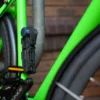 Lülilukk Squire Folda Mini FL690 69 cm | E-pood Tootemaailm Lähivaade rohelisest jalgrattaraamist, pedaalist ja rattast