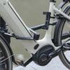 Lülilukk AXA Fold 85 cm | E-pood Tootemaailm Valge elektrijalgratta raam, Bosch mootor ja rattakäigud lähivaates