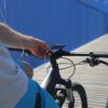 Telefoni rattakinnitus SP Connect iPhone XR | E-pood Tootemaailm Jalgratta lenksule kinnitatud nutitelefon ja laadimiskaabel