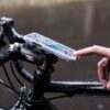 Telefoni rattakinnitus SP Connect iPhone XR | E-pood Tootemaailm Käsi mõõdab jalgratta juhtraua pikendust mõõdulindiga