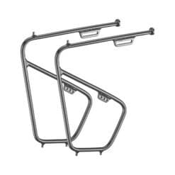 Mustad metallist jalgratta pakiraami kandurid valgel taustal