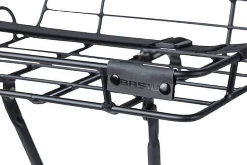 Esipakiraam Basil Portland alumiiniumist | E-pood Tootemaailm Must jalgratta pakiraam metallvõrguga ja BASIL sildiga, lähivaade