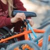Inimene pumpab sinise pumbaga oranži jalgratta rehvi