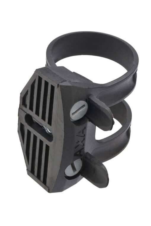 Raamiluku kinnitus AXA Flex Mount | E-pood Tootemaailm Must plastist kinnitusklamber kahe rõnga ja kruvidega, must, valgel taustal