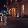 Jalgratta esituli AXA DWN 50 luksi USB-laetav | E-pood Tootemaailm Öisel tänaval sõitev jalgrattur eesmise tulise valgustiga