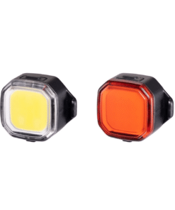 Kaks väikest nelinurkset LED-tuld musta korpusega, üks kollase ja teine oranži läätsaga