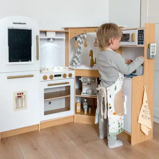 Laste mänguköök Mamabrum LED-valgustusega | E-pood Tootemaailm Laps mängib puidust mänguköögiga, avades ust ja kasutades kappe, pliiti ning külmikut.