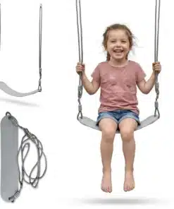 Hall swingilaud hallide köitega, millel istub naeratav laps