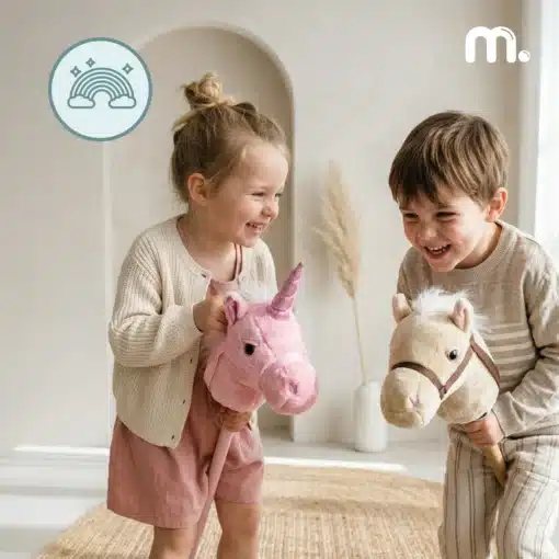 Laste kepphobune Mamabrum beež პლüüsist | E-pood Tootemaailm Kaks last mängivad pehmete ükssarviku ja hobuse peadega pulkade otsas