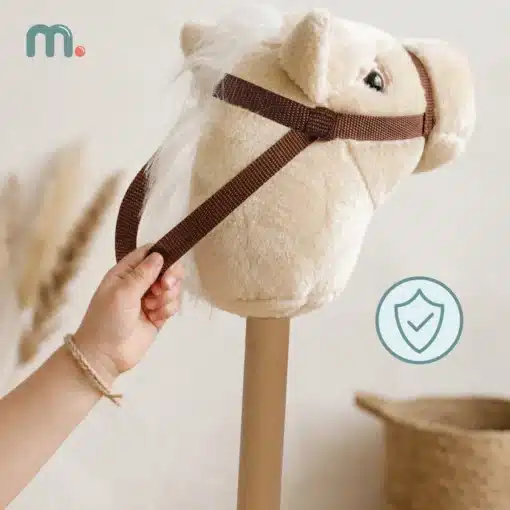 Laste kepphobune Mamabrum beež პლüüsist | E-pood Tootemaailm Bež hobusepea kujuline mänguasi pruunide rihmadega pulgal, mida laps hoiab käes