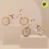 Laste tasakaaluratas HyperMotion Bloom magneesiumraamiga | E-pood Tootemaailm Kaks tasakaalurattaga laste jooksuratast, üks roosa ja teine helehall, puidust toonides detailidega platvormidel